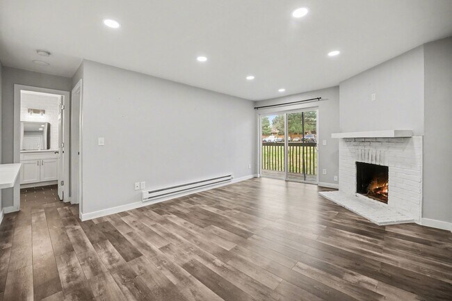 Foto del edificio - Spacious 1 Bed 1 Bath in the heart of Aurora! LEASING SPECIAL!!