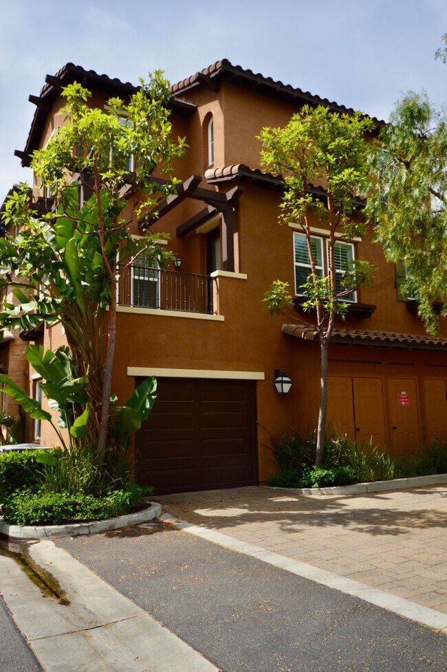 Foto del edificio - 2 Bedroom Townhome in Historic Anaheim Col...