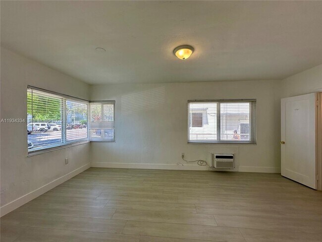 Building Photo - 955 Bay Dr