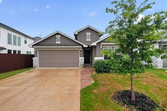 Building Photo - 105 Greenway Dr