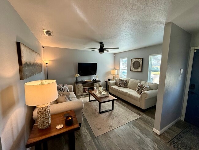 Building Photo - 307 W Karnes Dr