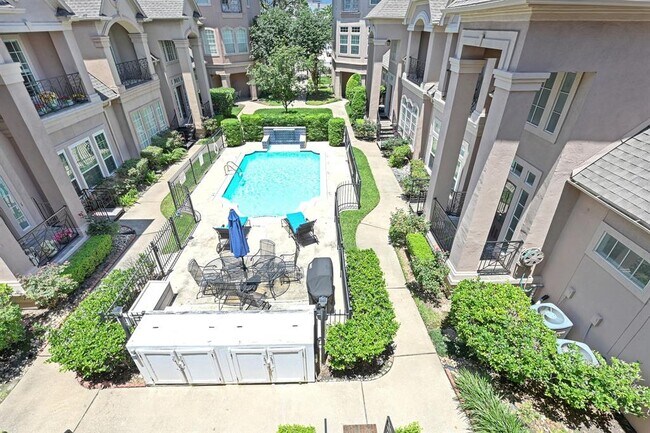 Foto del edificio - 5831 Fairdale Ln
