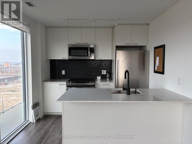 Building Photo - 1808 St Clair Ave W