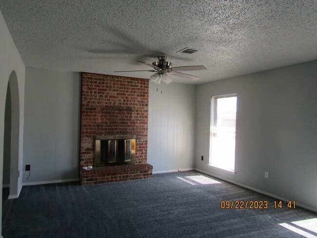 Building Photo - Very nice spacious home located in the Eis...
