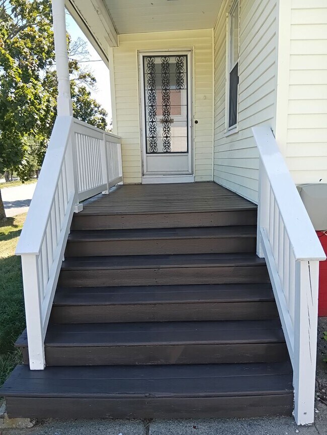 Foto del edificio - **Cranston Three Bed Single Family - $2,495**