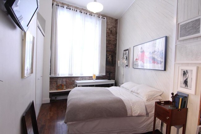 Foto del edificio - 260 W 10th St