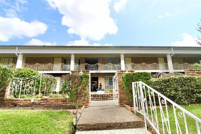 Building Photo - 2121 Fountain View Dr