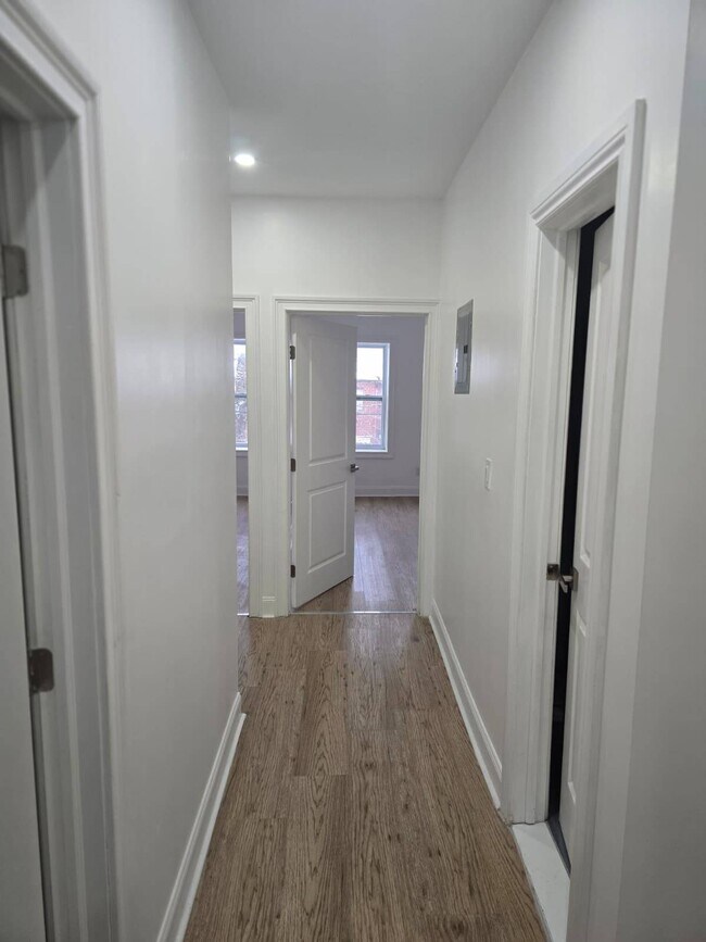 Foto del edificio - 2050 Strauss St