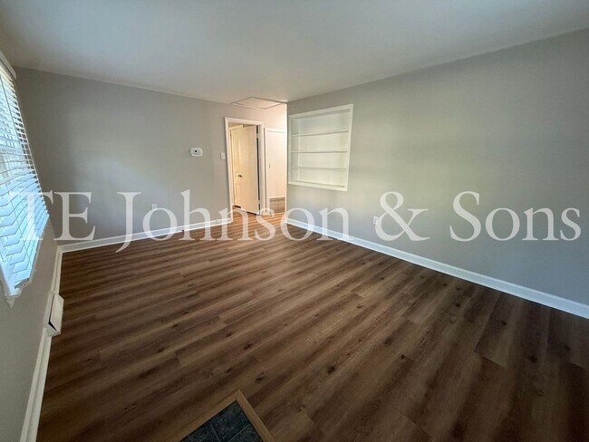 Foto del edificio - Charming 2 Bedroom Home with Basement & Modern Updates in Winston-Salem