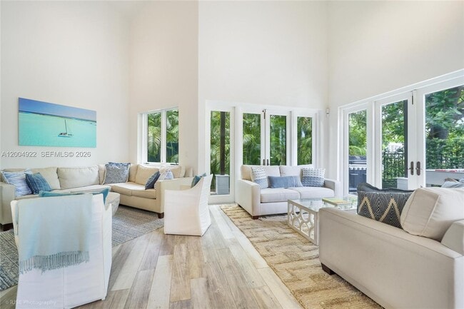 Foto del edificio - 2449 S Bayshore Dr