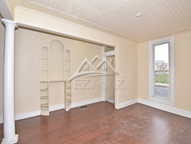 Building Photo - 3 br, 1 bath House - 2015 Division St