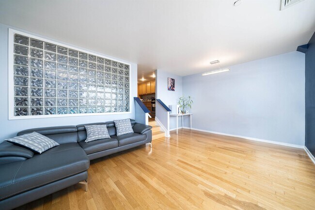 Foto del edificio - 689 Marin Blvd