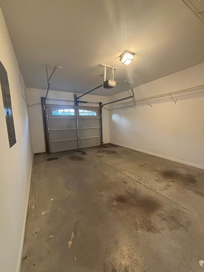 Building Photo - AVAILABLE NOW! End-Unit Townhouse in Pennington Square