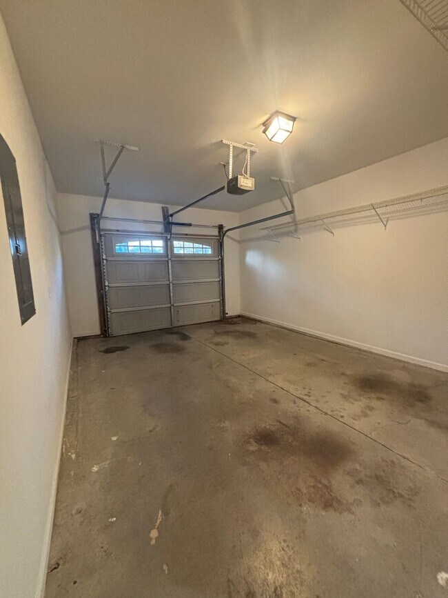 Foto del edificio - AVAILABLE NOW! End-Unit Townhouse in Pennington Square