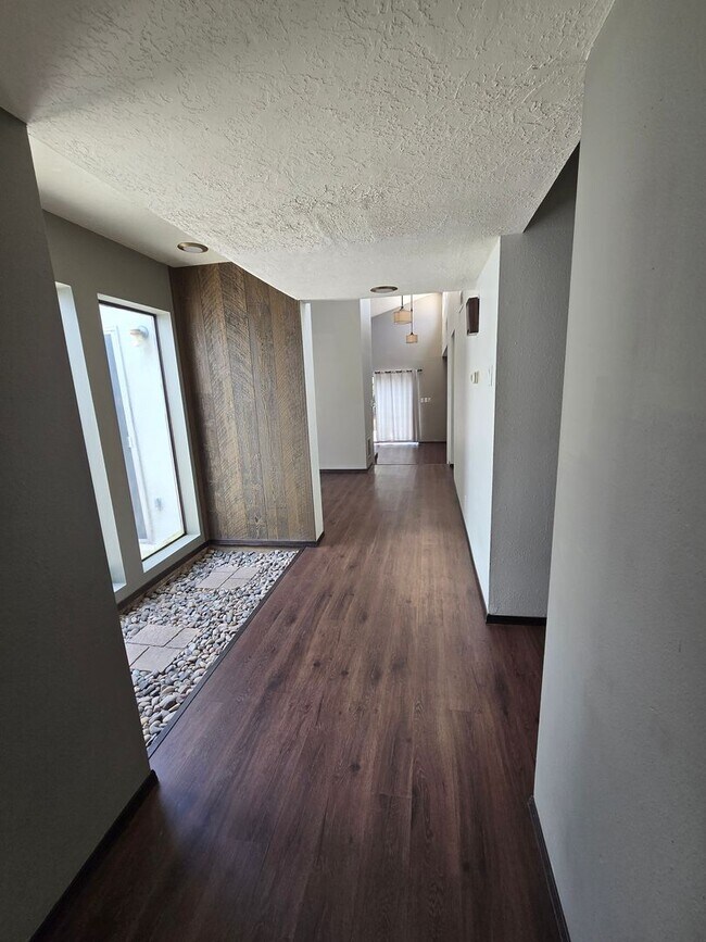 Foto del edificio - 2 bedroom, 2 bath in NE