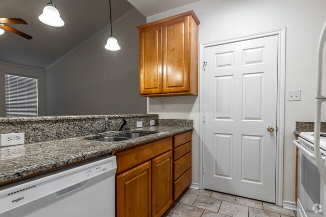 1BR, 1BA - 764SF - Waxahachie Village Condominiums