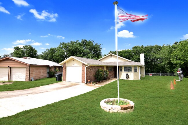 Foto del edificio - 2401 Hidden Valley Dr