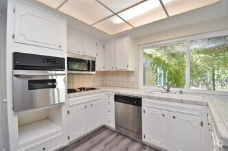 Building Photo - 9877 Brunswick Way