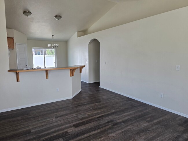 Foto del edificio - For Rent: Remodeled 3 Bedroom, 2 Bath Home...