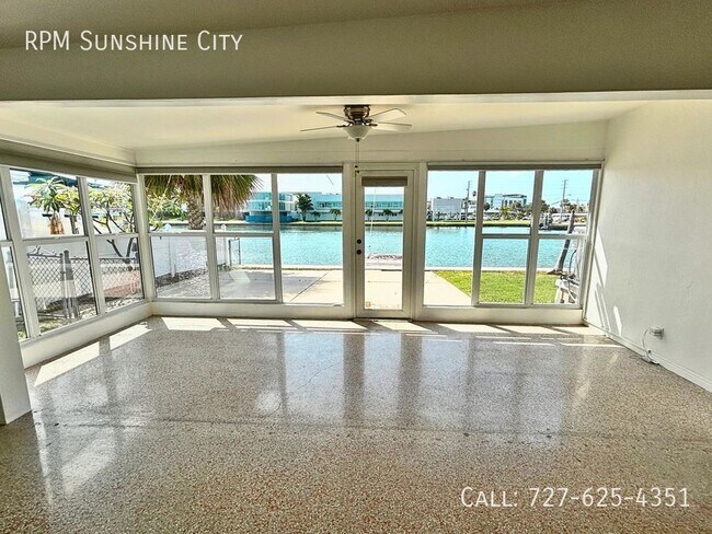 Foto del edificio - Waterfront home with dock walking distance...