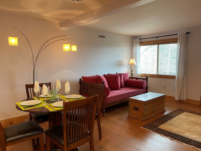 Building Photo - Cozy 1 Bed/1 Bath