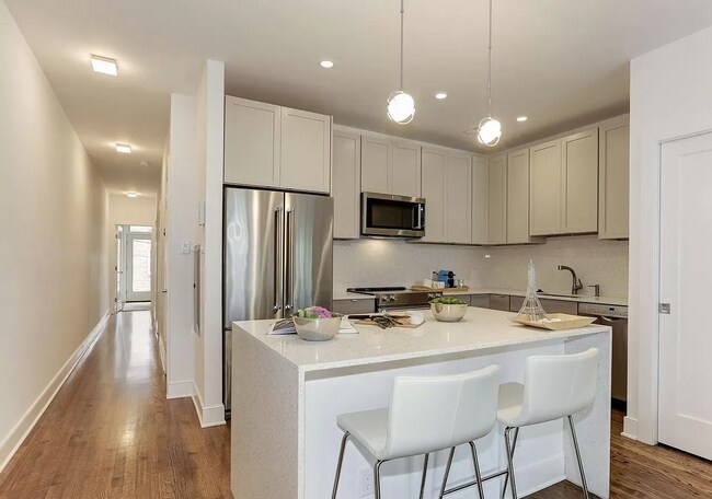 Foto del edificio - Available Now! 1 Parking Spot Included! 2 ...