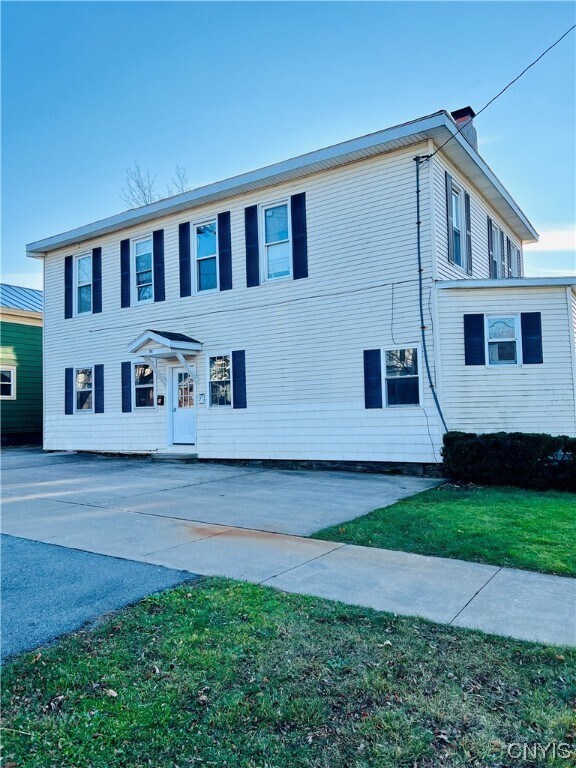 96 W Oneida St, Oswego, NY 13126 Room for Rent in Oswego, NY