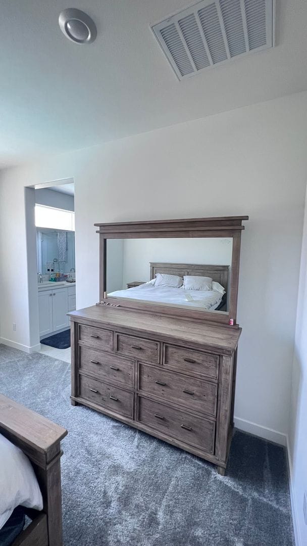Building Photo - Beautiful furnished 4 bedroom Townhouse!