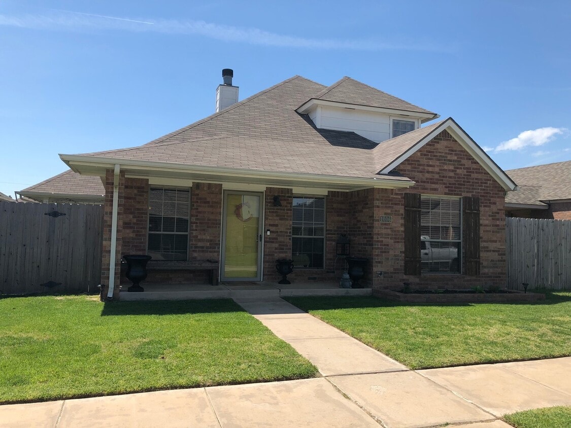 (4) Bed/(3) Bath in Moore with Storm Shelter! Avail NOW!! - (4) Bed/(3) Bath in Moore with Storm Shelter! Avail NOW!!