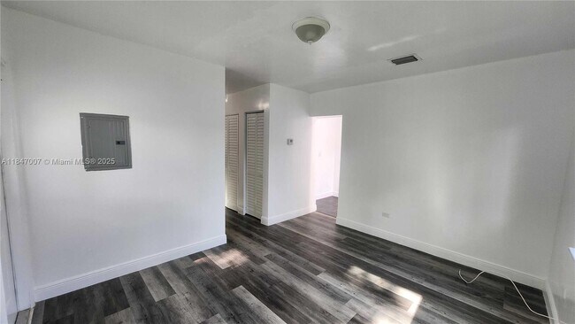 Foto del edificio - 164 NW 69th St