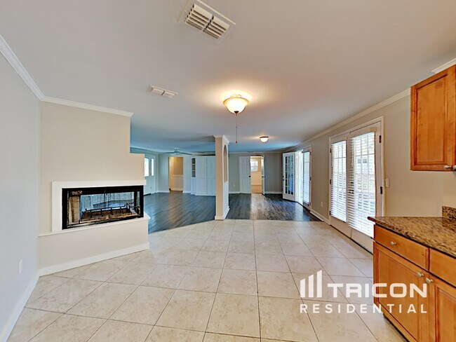 Building Photo - 5560 Waneta Pl