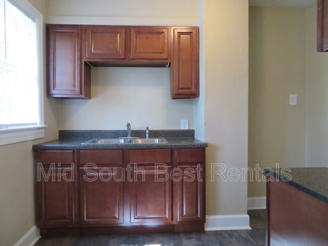 Building Photo - 2461 Kimball Ave