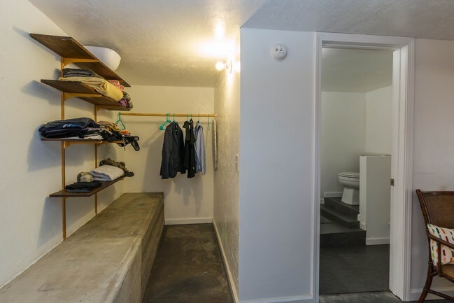 Studio misc - 506-508 Hillcrest Dr