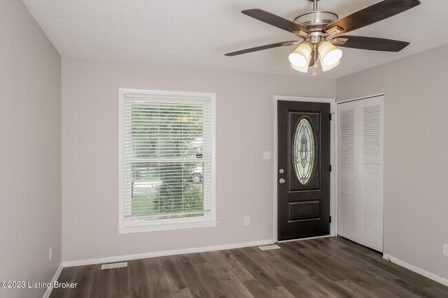 Foto del edificio - 7415 Hallmark Dr