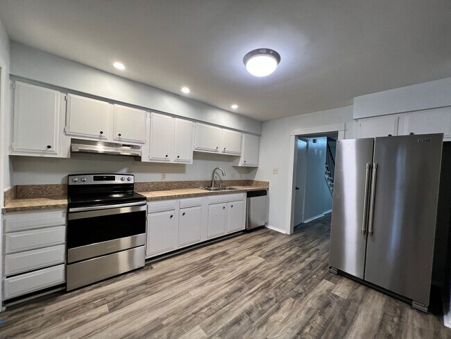 Foto del edificio - Three-bedroom, two-and-a-half bathrooms in...