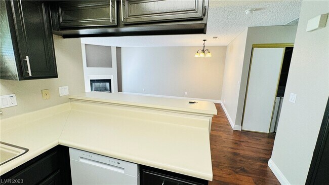 Foto del edificio - 930 N Sloan Ln