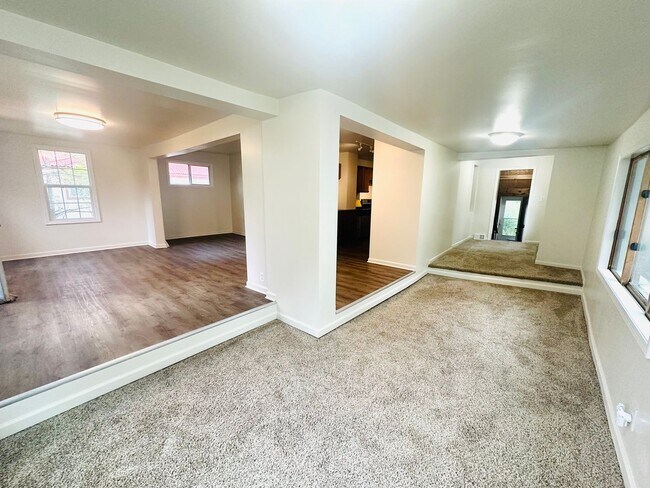 Building Photo - Gorgeous 2 Bedroom Single Family in St Paul!