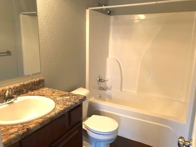 Foto del edificio - 3 bed 2 bath duplex in Alma.