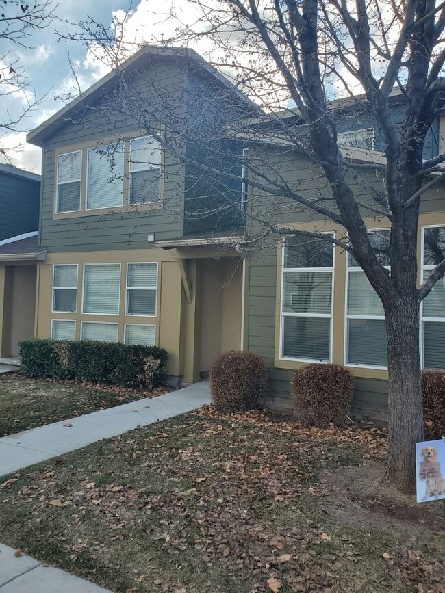 Building Photo - Huge 2 Bedroom Townhome for Rent at The Di...