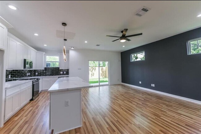 Foto del edificio - 7330 Krueger Rd