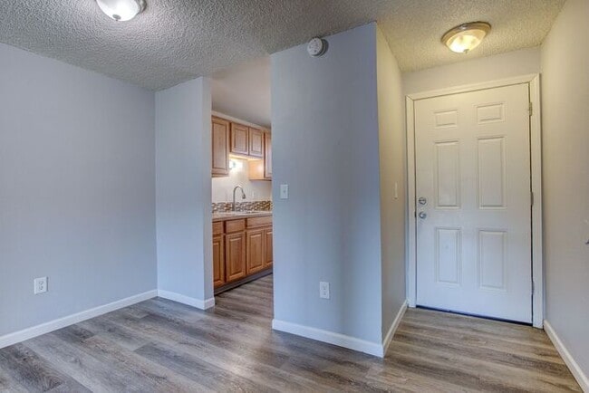 Building Photo - 1 bedroom 1 bath close to local shops!! Available soon