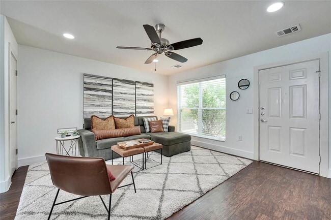 Foto del edificio - 1101 Grove Blvd