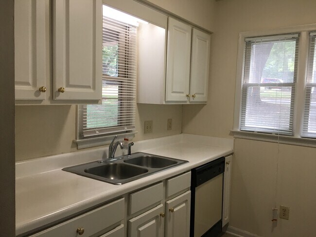 Foto del edificio - ONE LEVEL CONDO NEAR REX HOSPITAL -Firepla...