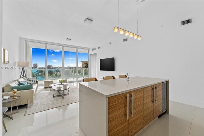 Foto del edificio - 2020 N Bayshore Dr