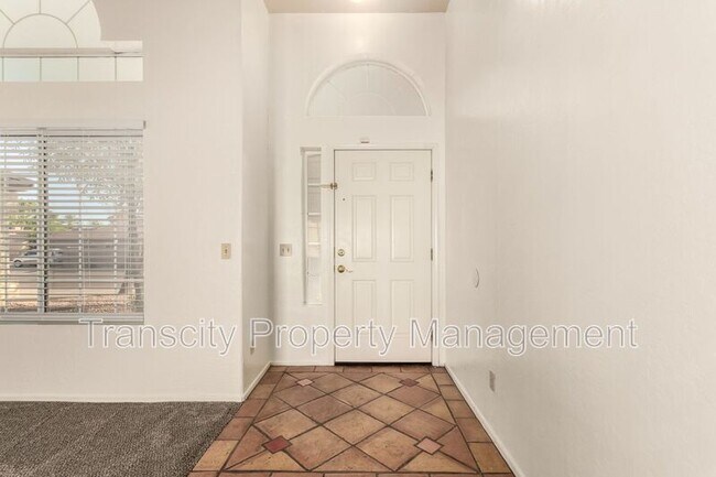 Foto del edificio - 3722 E Long Lake Rd