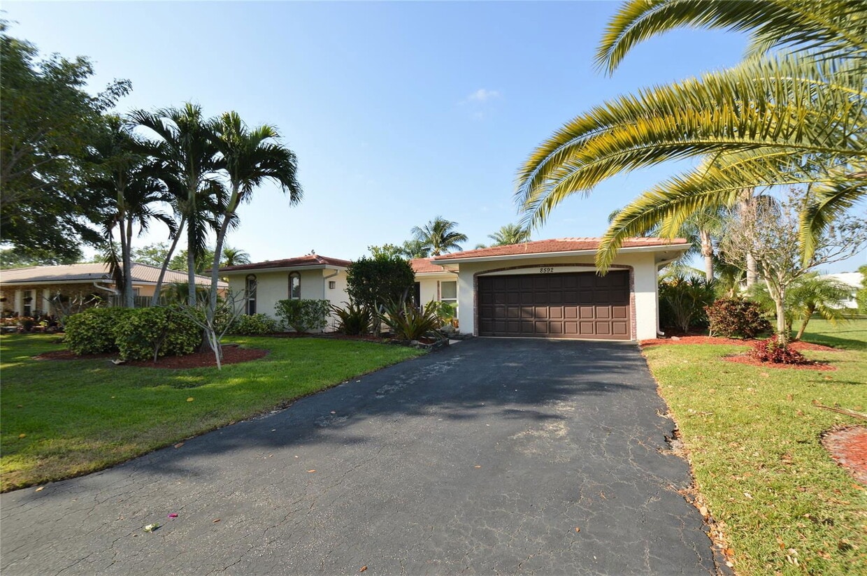 Foto principal - 8592 NW 7th St