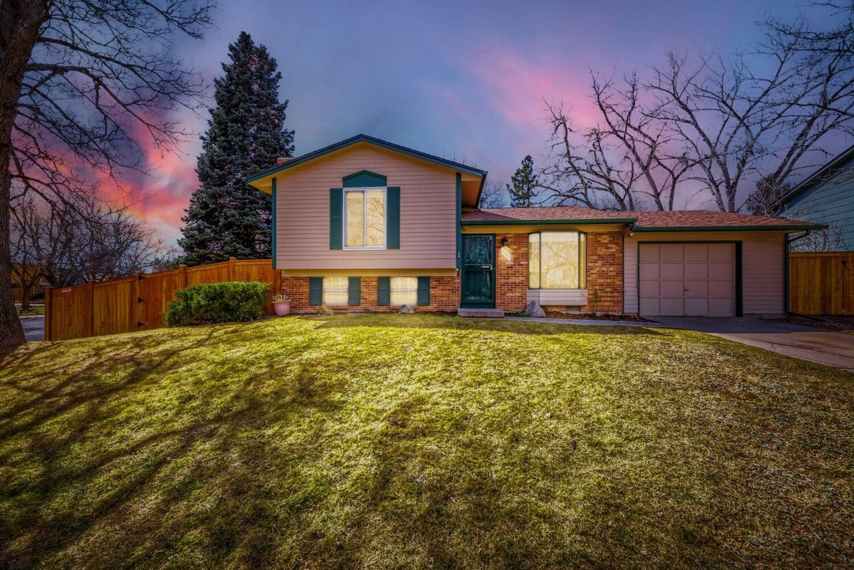 Enjoy the Private Pool and Outdoor Sauna at this 3/2 Home in a Quiet Neighborhood in Louisville - Enjoy the Private Pool and Outdoor Sauna at this 3/2 Home in a Quiet Neighborhood in Louisville