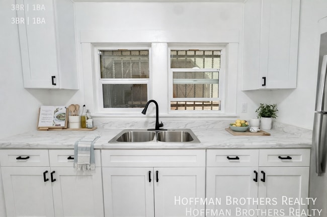 Building Photo - 5319 S Hoover St