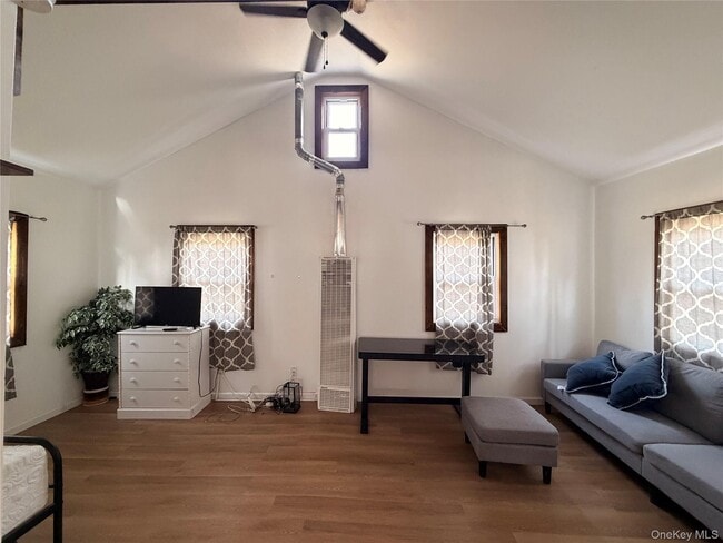 Foto del edificio - 1 Royal Acres Dr