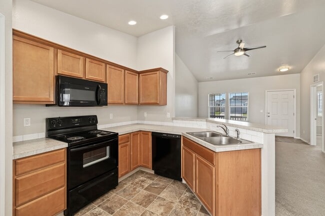 Foto del edificio - 4 Bedrooms Plus Bonus Room _ Dog Friendly!!